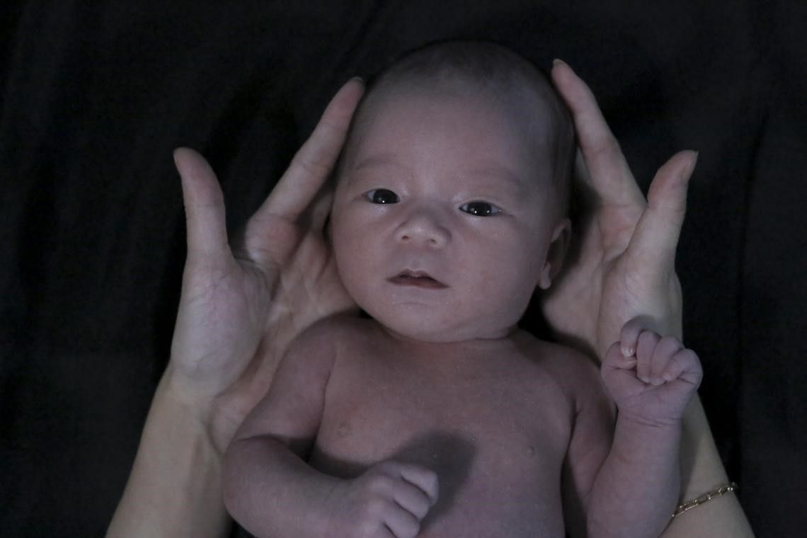 Em bé sơ sinh khỏe mạnh