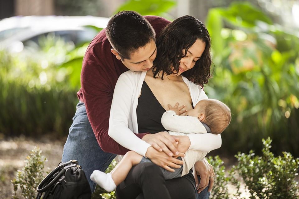 Cho con bú có sự ủng hộ của người Cha