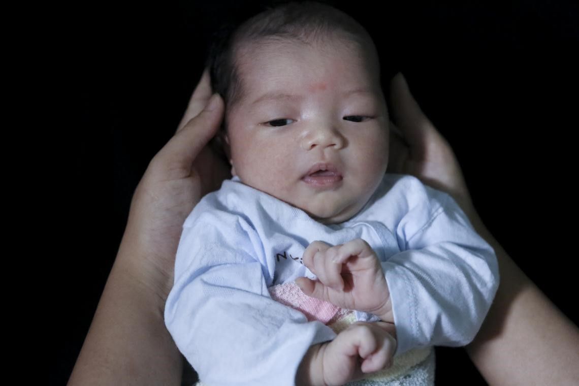 Em bé sơ sinh khỏe mạnh