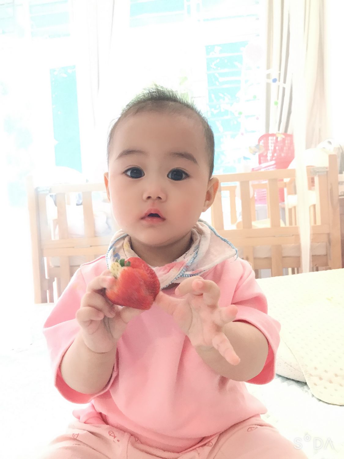 Em bé tập làm quen với thức ăn
